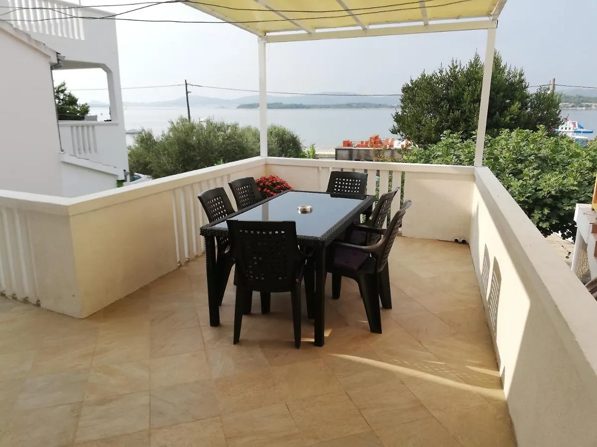 Apartman Nina Turanj 0*,